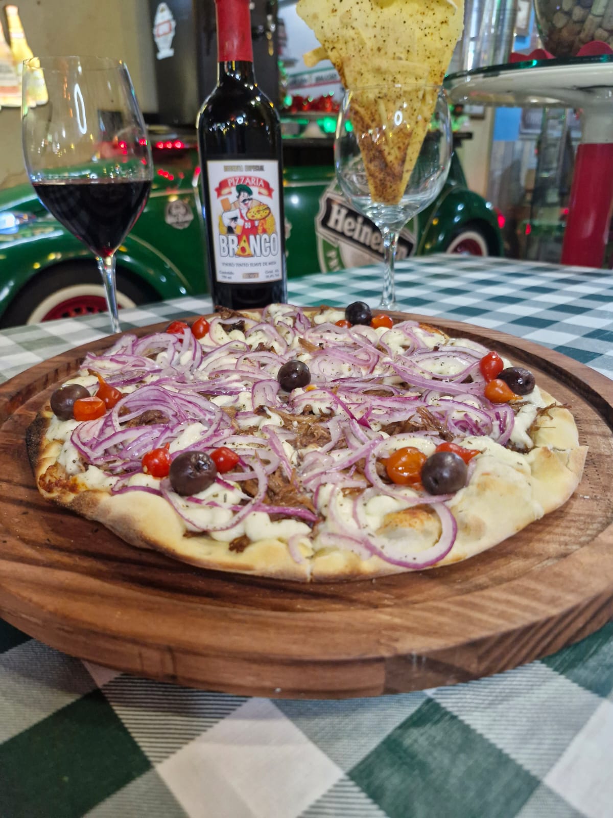 PIZZA DE COSTELA E VINHO 