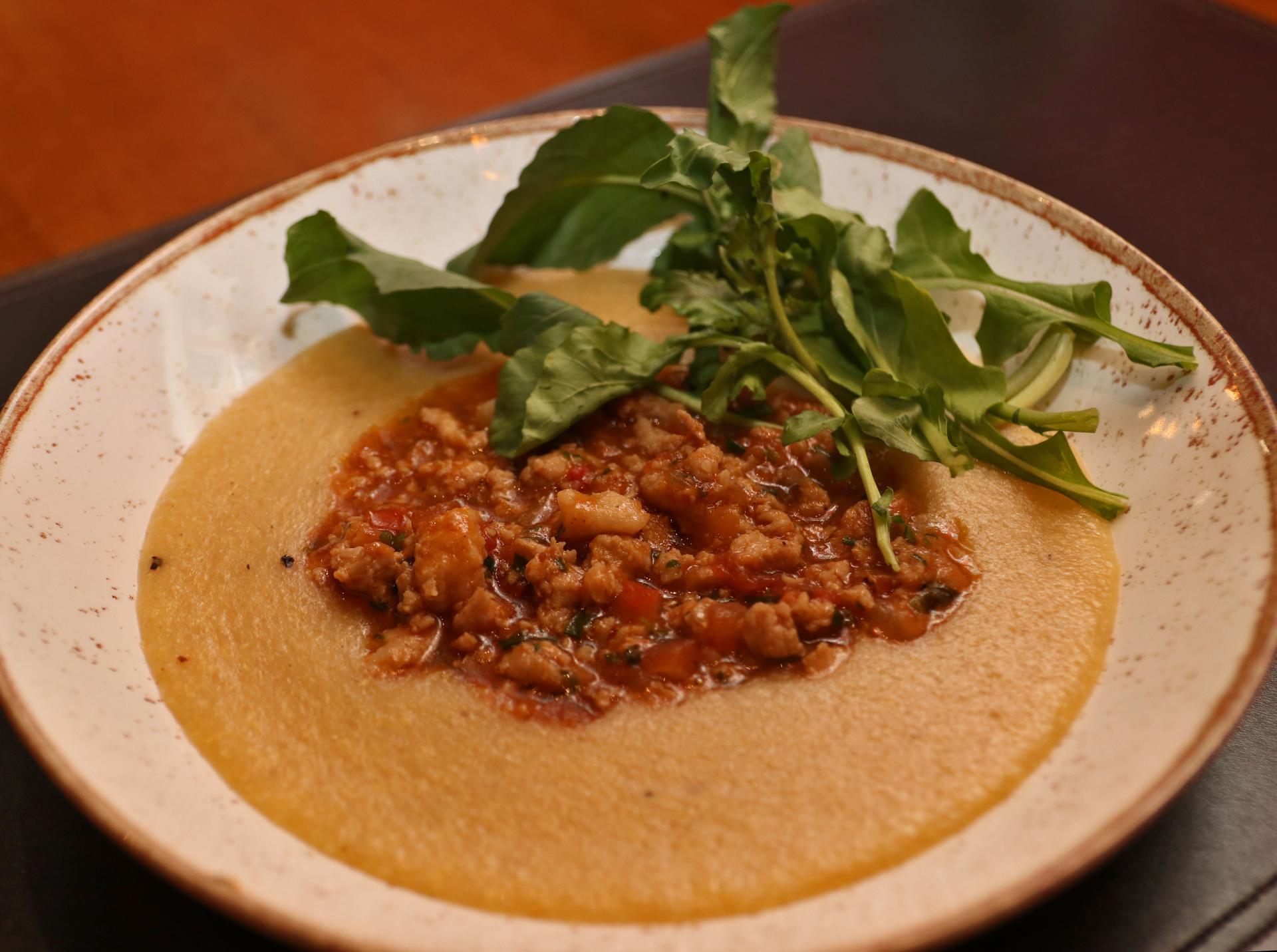 Ragu de linguiça caipira com polenta cremosa e agrião