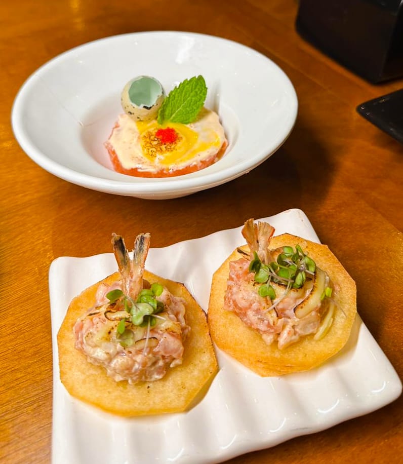 Tartar de Salmão Especial e Canapé de camarão